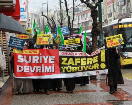 Suriye halkına destek için yağmurda yürüdüler