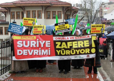 Suriye halkına destek için yağmurda yürüdüler