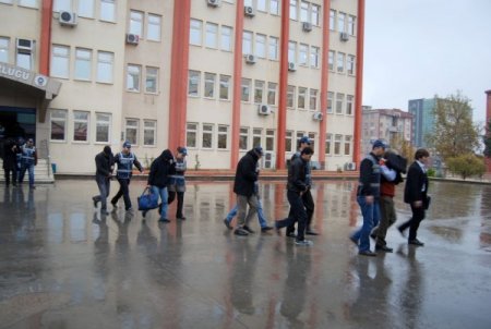 Suriye kampları için sahte para bastıran çetenin lideri 20 yıllık polis çıktı