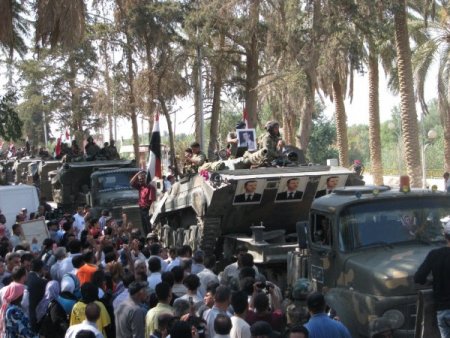 Suriye Ordusu Deir Ez Zor'dan Esad Fotoğrafları Ve Suriye Bayrakları İle Ayrıldı