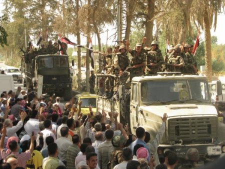 Suriye Ordusu Deir Ez Zor'dan Esad Fotoğrafları Ve Suriye Bayrakları İle Ayrıldı