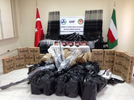 Suriye plakalı 2 minübüste çok sayıda silah ele geçirildi