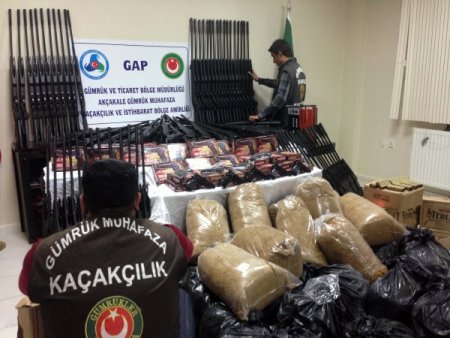 Suriye plakalı 2 minübüste çok sayıda silah ele geçirildi