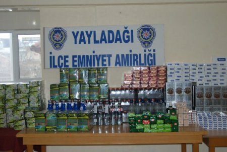 Suriye plakalı otobüste kaçak eşya ele geçirildi