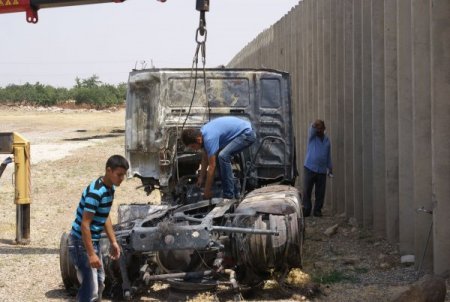 Suriye'de Yakılan Türk Tır'larından 2 Tanesi Kilis'e Getirildi