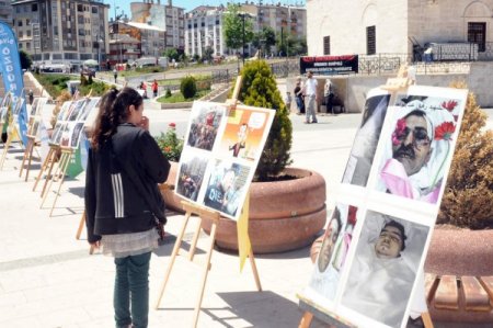 Suriye’deki Katliama Fotoğraflarla Dikkat Çekiyorlar