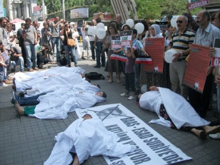 Suriye’deki Katliama Kefenli Protesto