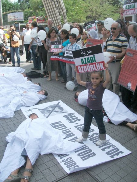 Suriye’deki Katliama Kefenli Protesto