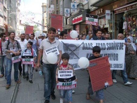 Suriye’deki Katliama Kefenli Protesto
