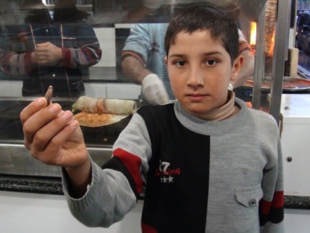 Suriye’den gelen kurşun dönerci dükkanının tavanına isabet etti