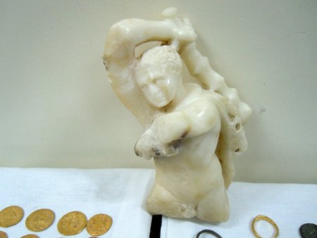 Suriye’den kaçırdığı tarihi eserleri satmak istedi