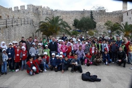 Suriyeli 134 mülteci çocuk Çeşme’yi gezdi