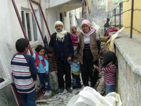 Suriyeli 15 kişilik aile, Yozgat’taki akrabalarının yanına sığındı