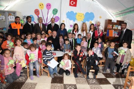 Suriyeli 4 bin 500 çocuk, hediye oyuncaklarla sevindi