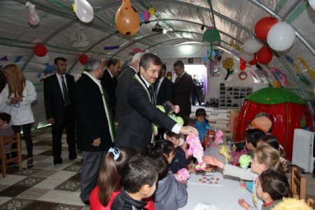 Suriyeli 4 bin 500 çocuk, hediye oyuncaklarla sevindi