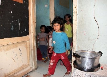 Suriyeli ailenin otel deposunda yaşam mücadelesi