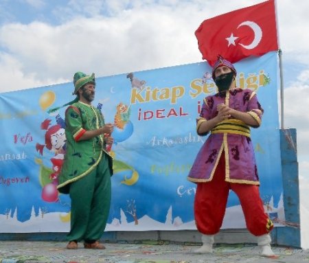 Suriyeli çocuklar, Arapça seslendirilen Karagöz-Hacivat'la eğlendi