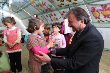 Suriyeli çocuklar hayata gülümsedi