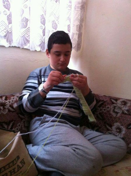 Suriyeli çocuklar için el örgüsü kıyafet kampanyası