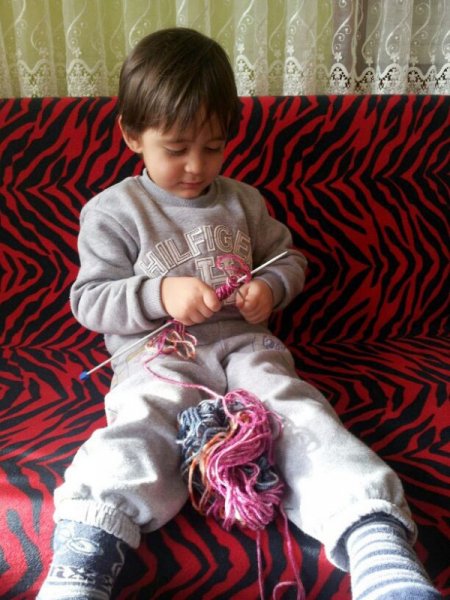 Suriyeli çocuklar için el örgüsü kıyafet kampanyası