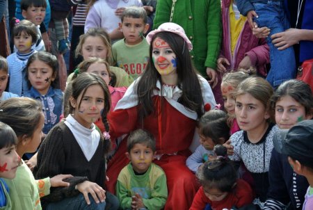 Suriyeli çocuklar palyaçolarla eğlendi