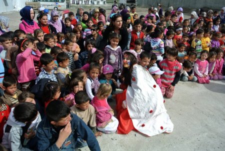 Suriyeli çocuklar palyaçolarla eğlendi