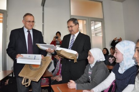 Suriyeli çocukların eğitimi için kurulan merkezde yeni sınıf kademeleri açıldı