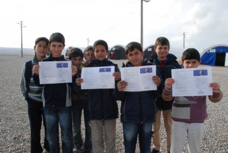 Suriyeli çocukların karne sevinci