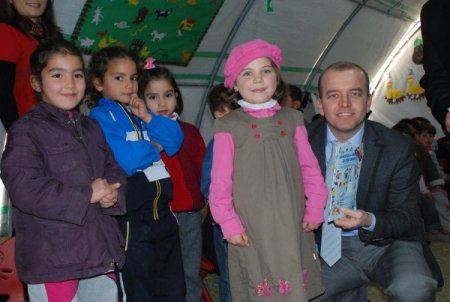 Suriyeli çocukların karne sevinci