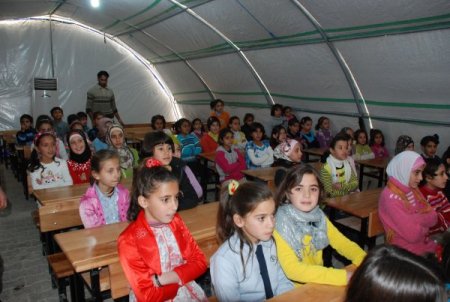 Suriyeli çocukların karne sevinci