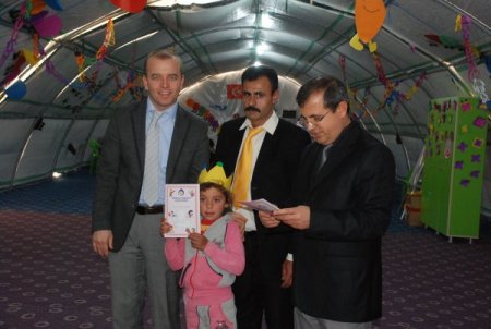 Suriyeli çocukların karne sevinci