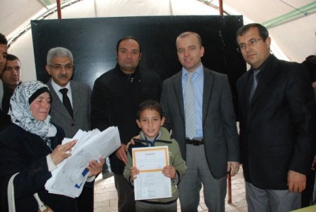 Suriyeli çocukların karne sevinci