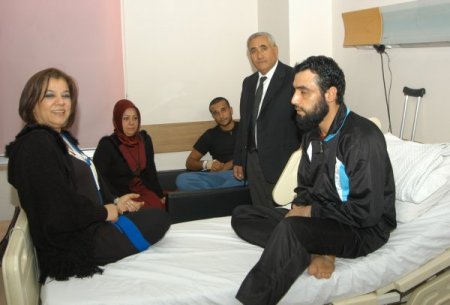 Suriyeli hastalara AK Parti'den ziyaret