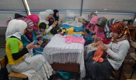Suriyeli kadınlar el işi kurslarıyla hayata tutunuyor