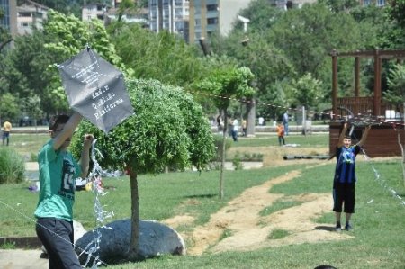 Suriyeli kadınlar için siyah uçurtma uçurdular