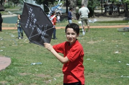 Suriyeli kadınlar için siyah uçurtma uçurdular