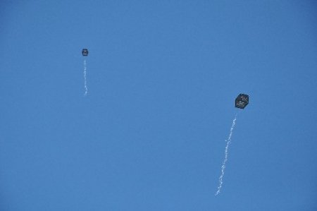 Suriyeli kadınlar için siyah uçurtma uçurdular