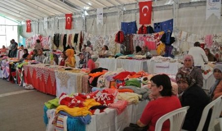Suriyeli kadınların hazırladığı kermes açıldı