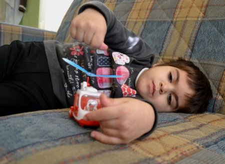 Suriyeli küçük Esra kendine uzanacak yardım elini bekliyor