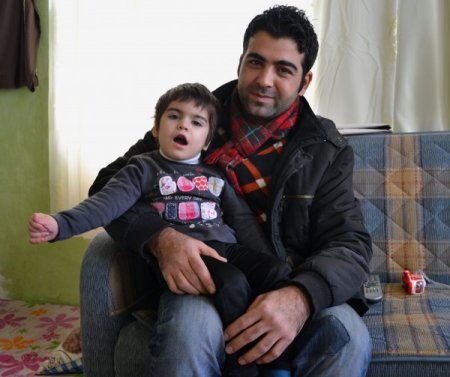 Suriyeli küçük Esra kendine uzanacak yardım elini bekliyor