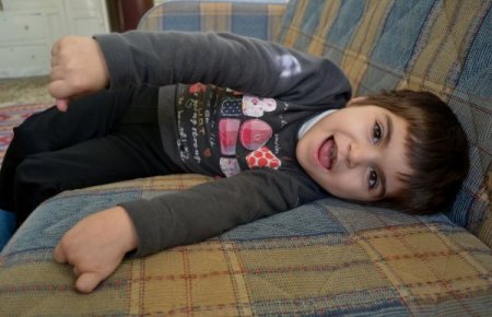 Suriyeli küçük Esra kendine uzanacak yardım elini bekliyor