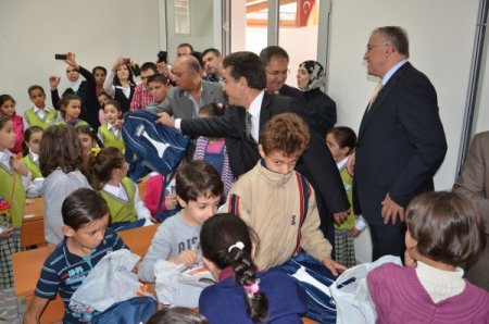 Suriyeli minikler derslerinden geri kalmayacak