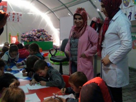 Suriyeli minikler ülkelerindeki savaşı çizdikleri resimlerle anlatıyor