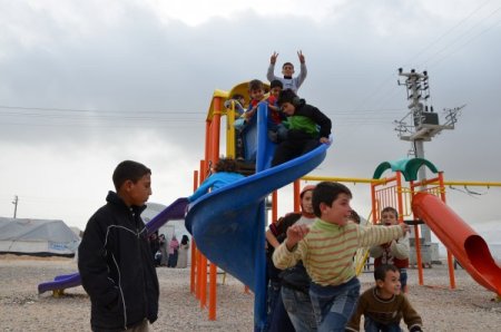 Suriyeli minikler ülkelerindeki savaşı çizdikleri resimlerle anlatıyor