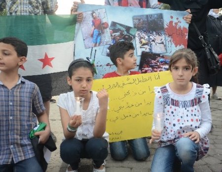 Suriyeli mülteciler, Esed'in öldürdüğü çocuklar için protesto düzenledi