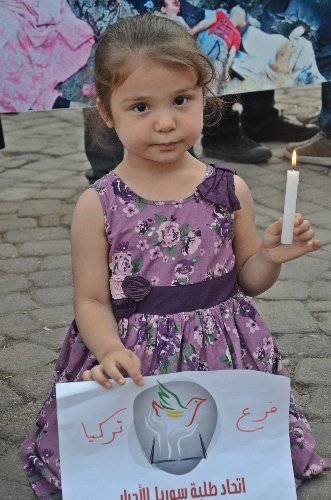 Suriyeli mülteciler, Esed'in öldürdüğü çocuklar için protesto düzenledi