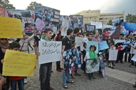Suriyeli mülteciler, Esed'in öldürdüğü çocuklar için protesto düzenledi
