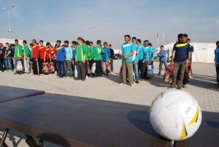 Suriyeli sığınmacılar bu toplarla savaşa değil spora yöneldi