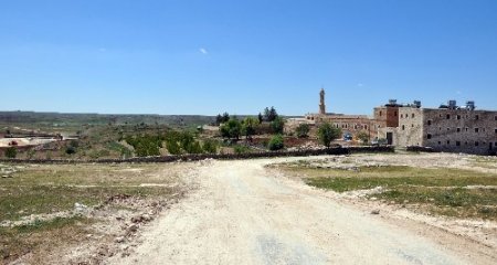 Suriyeli sığınmacılar için Midyat'ta kamp çalışmaları devam ediyor
