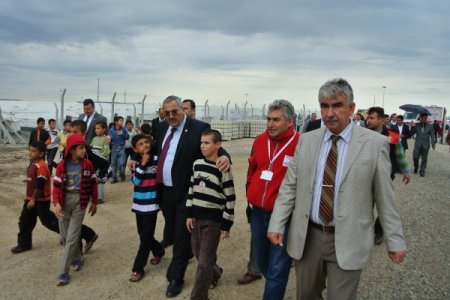 Suriyeli Türkmen göçmenler kurban eti ikramıyla sevindirildi